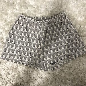 ZARA HIGHWAISTED ISH SHORTS CREAM BLACK